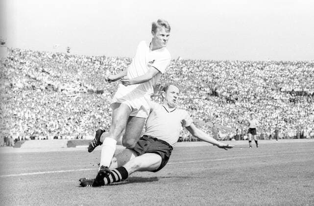 Karl Heinz Thielen (1. FC Köln, li.) gegen Wolfgang Paul (Borussia Dortmund) o0 Endspiel um die Deutsche Meisterschaft 1962 1963, Oberliga West, 1. BL, Stuttgart, GER, Aktion