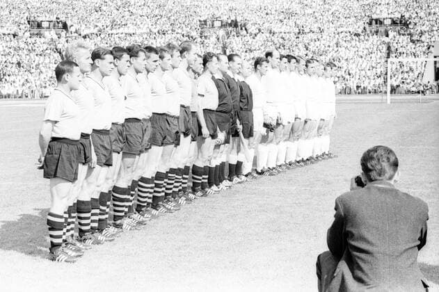 Aufstellung zum Finale, v.li.: Dieter Kurrat, Helmut Bracht, Gerhard Cyliax, Reinhold Wosab, Lothar Geisler, Friedhelm Konietzka, Jürgen Schütz, Alfred Schmidt, Wolfgang Paul, Torwart Bernhard Wessel, Wilhelm Burgsmüller (alle Borussia Dortmund), x, Schiedsrichter Kurt Tschenscher, x, Hans Schäfer, Torwart Fritz Ewert, Hans Sturm, Karl-Heinz Schnellinger, Leo Wilden, Karl Heinz Thielen, Fritz Pott, Helmut Benthaus, Karl Heinz Ripkens, Heinz Hornig und Anton Regh (alle 1. FC Köln) o0 Endspiel um die Deutsche Meisterschaft 1962 1963, Oberliga West, 1. BL, Stuttgart, GER, Aktion