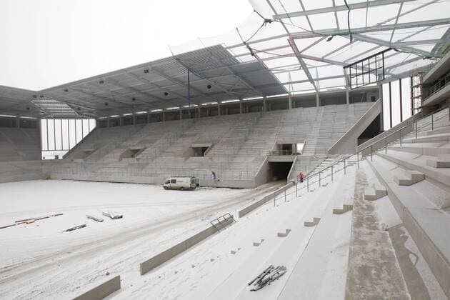 Fußball, Stadiongeschichte 1. FSV Mainz 05 Mainz-Bretzenheim 03.12.2010 das neue Stadion des 1. FSV Mainz 05 (Coface-Arena) beim Richtfest o0 Winter Schnee Witterung Baustelle Stadionbau Stadionneubau