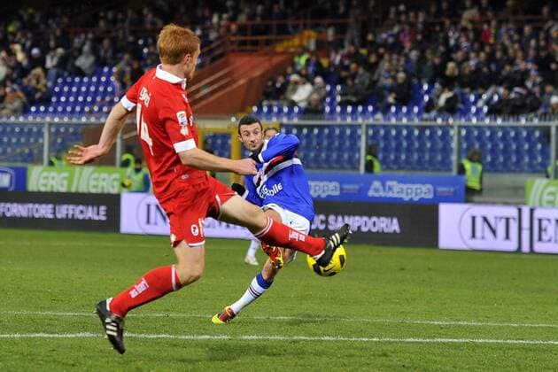 05.12.2010, Genua - Serie A 2010 2011 - Sampdoria Genua (blau) vs AS Bari (rot) 3:0 --- Tor von Stefano Guberti (hi.) 