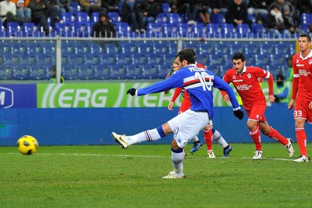 05.12.2010, Genua - Serie A 2010 2011 - Sampdoria Genua (blau) vs AS Bari (rot) 3:0 --- Tor von Gianpaolo Pazzini 