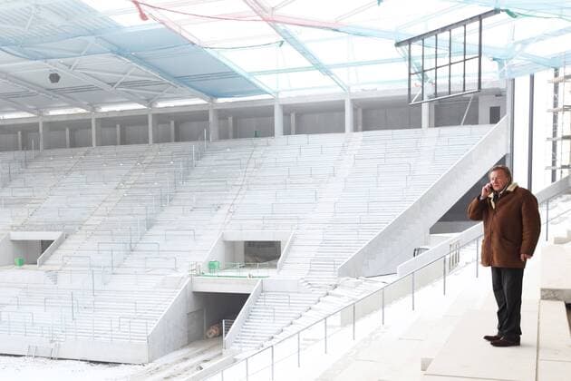 Fußball, Stadiongeschichte 1. FSV Mainz 05 Präsident HARALD STRUTZ (FSV Mainz 05) telefoniert beim RICHTFEST der neuen COFACE ARENA o0 Stadionneubau Stadionbau Funktionär Telefon Handy Totale