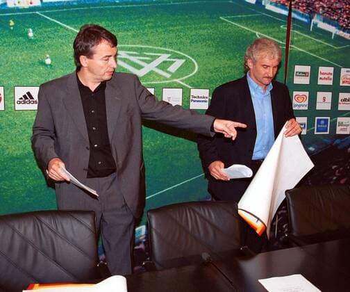 DFB Generalsekretär Wolfgang Niersbach (li.) und Bundestrainer Rudi Völler (Deutschland) o0 PK Funktionär Trainer Nationaltrainer Frankfurt
