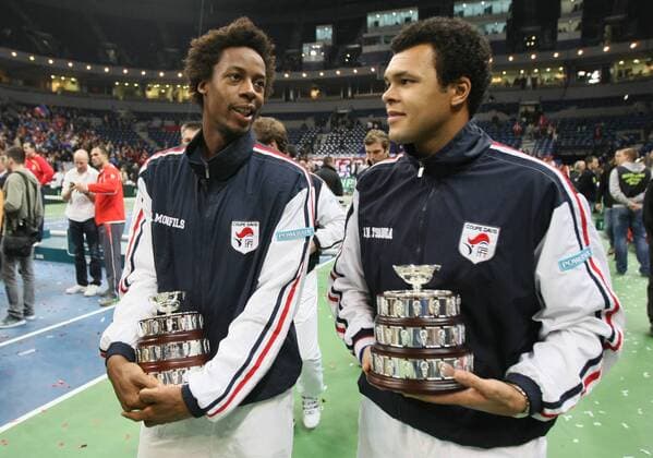 Gael Monfils (L) and Jo Wilfried Tsonga (FRA) - 2nd place, Serbia vs France Davis cup finals Belgrade arena 05.12.2010. godine MarkoxMetlas  o0 Siegerehrung Objekte Pokal Trophäe