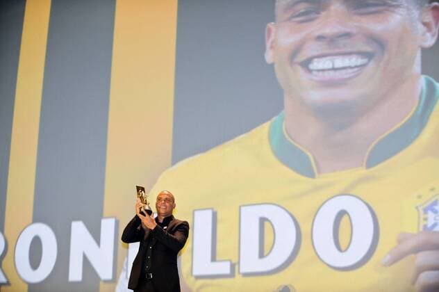 Ronaldo (Corinthians Sao Paulo) during Premio Craques do Brasileiro 2010. Rio de Janeiro RJ, Brasil - 06 12 2010. x(11)xCelsoxPupox xFotoarenax  o0 Preisträger Objekte Pokal Trophäe Jubel Freude Leinwand Konterfei