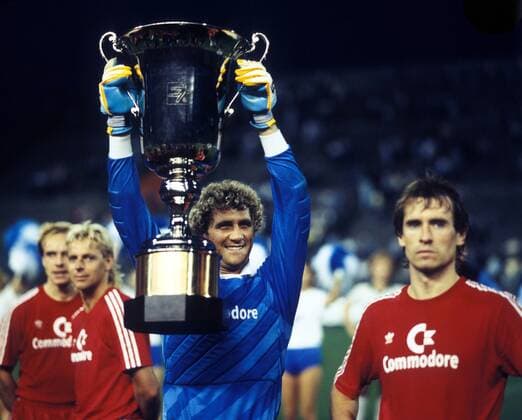 FC Bayern München gewinnt den Casio Cup 1986 - Torwart Jean Marie Pfaff präsentiert den Pokal, re. Norbert Eder DEUTSCHSPRACHIGE SPORTZEITSCHRIFTEN UND -ZEITUNGEN NUR NACH RÜCKSPRACHE Fußball Herren Casio Cup 1986 Gruppe Aufnahmedatum geschätzt
