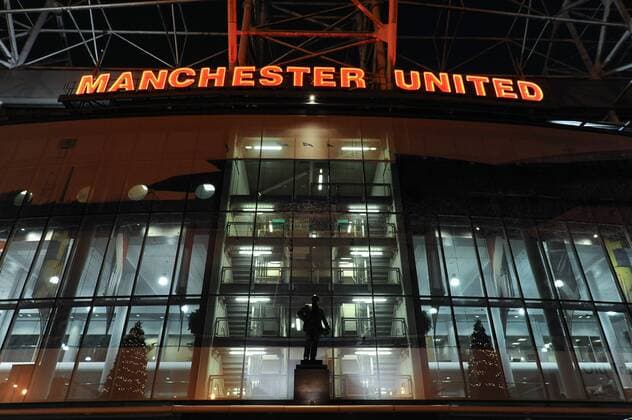 Sir Matt Busby Statue on the Old Trafford s East Stand - Manchester United (ManU) xRoganxThomsonx  ActionPlus11122565 o0 Denkmal Objekte Legende Premier League Schriftzug