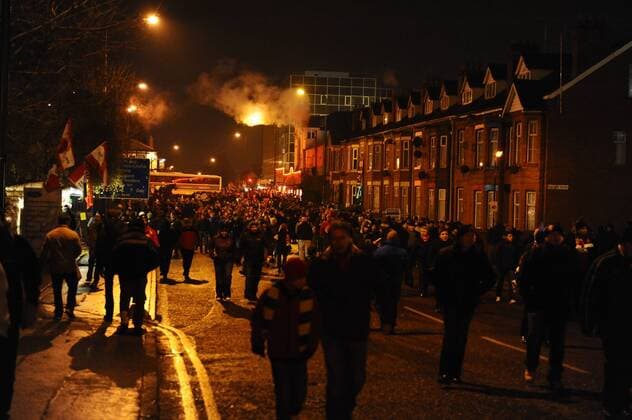 07.12.2010 Champions League Football from Old Trafford. Manchester United. Fans arrive at Old trafford xRoganxThomsonx  ActionPlus11122572 o0 Fan Publikum Stadionumgebung Stadt Stadbild StraÃŸe Menschenstrom Abend, abends, Nacht, nachts