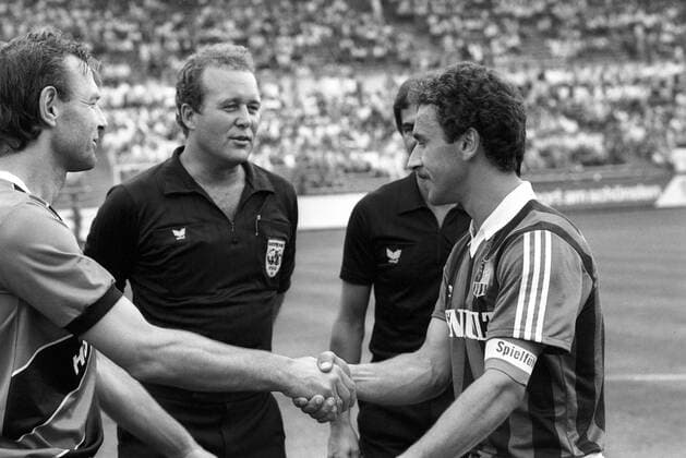 Kapitäne Karl Heinz Körbel (Frankfurt, li.) und Kurt Knoll (Saarbrücken, re.) begrüßen sich, hi. Schiedsrichter Wolf Günter Wiesel o0 Saison 1988 1989 1. BL Eintracht Frankfurt - 1. FC Saarbrücken 2:0 Relegation