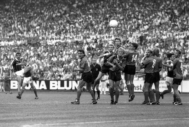 Kurt Knoll (Saarbrücken, li.) schießt einen Freistoß über die Frankfurter Mauer, v.li.: Heinz Gründel, Dieter Eckstein, Manfred Binz und Jörn Andersen (vorn) o0 Saison 1988 1989 1. BL Aktion, Eintracht Frankfurt - 1. FC Saarbrücken 2:0 Relegation