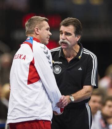Bundestrainer Heiner BRAND (GER) mit Nationaltrainer Bogdan WENTA l. (Polen), Handball Laenderspiel, Deutschland (GER) - Polen (POL), am 08.12.2010 in Koeln
