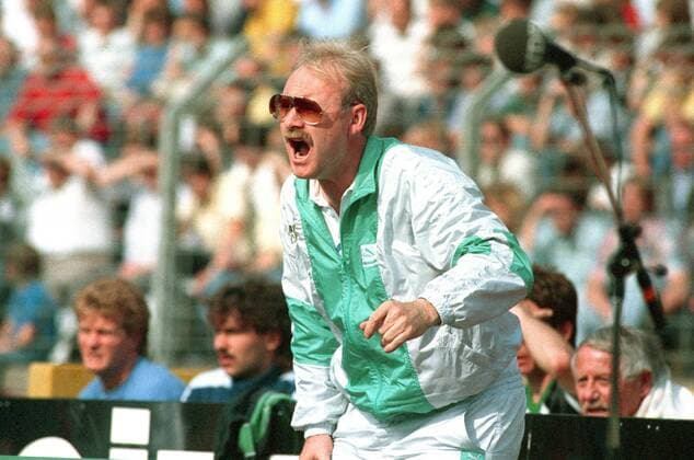 Trainer Wolf Werner (Gladbach). 1. BL Saison 1987 1988 Hannover 96 gegen Borussia Mönchengladbach 2:4 am 07.05.1988. o0 Sonnenbrille, Trainingsanzug, Ballonseide, Zeitgeist, 80er, 80 er, Aufmacher,