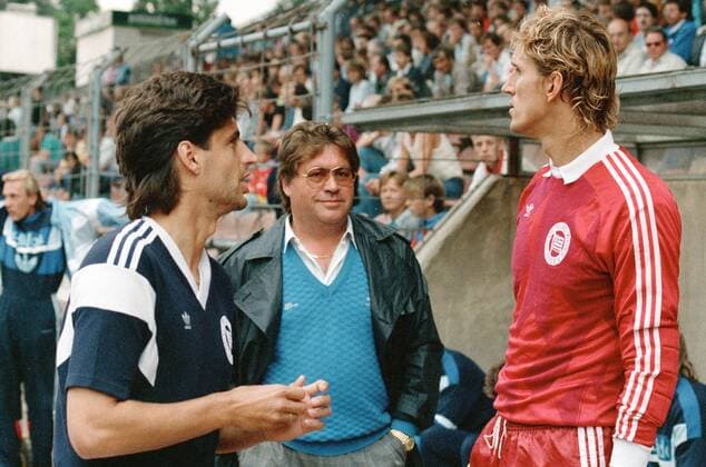 Fußball, Trainerhistorie, Blau-Weiß 90 Berlin Trainer Bernd Hoss (Mitte) mit Jörg Gaedke (li.) und Torwart Holger Gehrke (alle BW 90 Berlin) vor Anpfiff. 2. BL Saison 1988 1989 Eintracht Braunschweig gegen Blau Weiss 90 Berlin 1:1 am 30.07.1988.