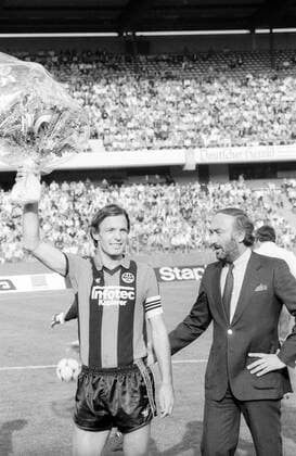 Ehrung von Karl Heinz Körbel (li.) anlässlich seines 350. Spiels mit Präsident Dr. Klaus Gramlich (beide Frankfurt) o0 Saison 1983 1984 1 BL Eintracht Frankfurt - SV Waldhof Mannheim 1:3