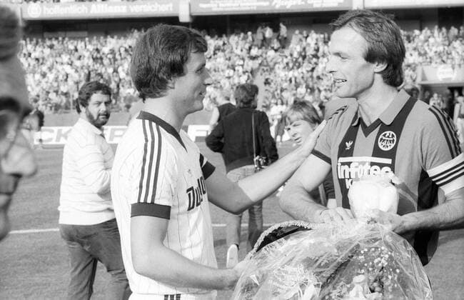 Ehrung von Karl Heinz Körbel (Frankfurt, re.) anlässlich seines 350. Spiels Günter Sebert (Waldhof) gratuliert o0 Saison 1983 1984 1 BL Eintracht Frankfurt - SV Waldhof Mannheim 1:3