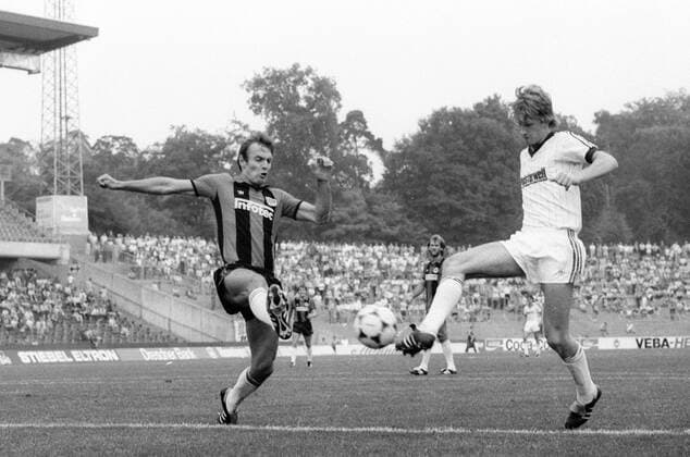 Karl Heinz Körbel (Frankfurt, li.) gegen Christian Schreier (Bochum) o0 Saison 1982 1983 1 BL Eintracht Frankfurt - VfL Bochum 0:1 Aktion Charly Karl Heinz