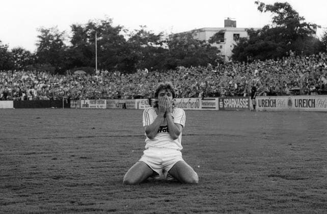 Uwe Schreml (Frankfurt) enttäuscht o0 Saison 1982 1983 1 BL Eintracht Frankfurt Aktion o0 Aufnahmedatum geschätzt
