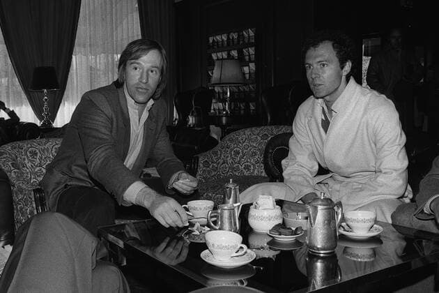 Franz BECKENBAUER (rechts) im Gespräch mit HSV Manager Günter NETZER (Hamburger SV)