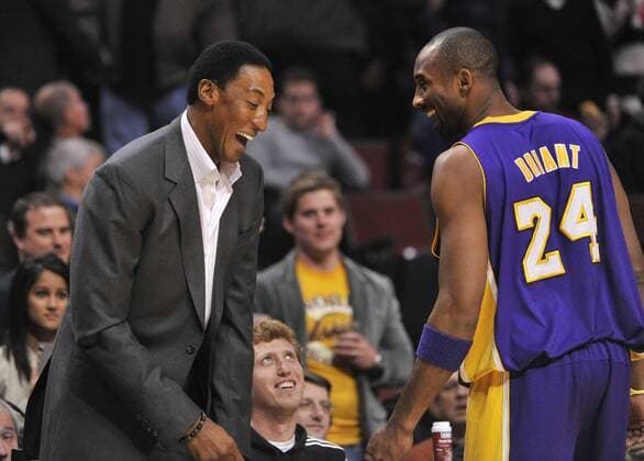 Former Chicago Bulls Hall of Famer Scottie Pippen (L) jokes around with Los Angeles Lakers guard Kobe Bryant during the first quarter at the United Center in Chicago on December 10, 2010.  CHI2010121019 o0 Basketball USA