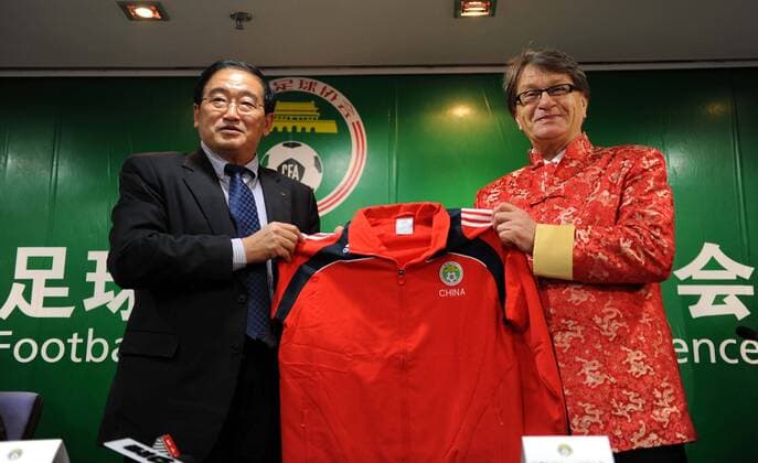 BEIJING, Dec. 11, 2010 - Miroslav Blazevic (R) and Wei Di, the director of the Chinese Football Administrative Center, pose with the jersey of the Chinese Olympic soccer team during a press conference in Beijing. Miroslav Blazevic was named the new head coach of the Chinese Olympic soccer team on Saturday.  o0 Olympiateam Olympiaauswahl Nationaltrainer, Trainer Funktionär