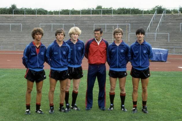 Eintracht Frankfurt: Trainer Lothar Buchmann (3.v.re.) mit den jungen Spielen v.li. Ralf Falkenmayer, Holger Anthes, Armin Görtz, Bernd Eufinger und Joachim Löw o0 Saison 1981 1982 1.BL Eintracht Frankfurt Präsentation, Pressetermin