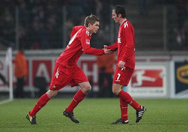 11.12.2010, Koeln, Deutschland, 1.Fussball Bundesliga - Saison 2010 2010, 1.FC Koeln (rot) - Eintracht Frankfurt (weiß), Koelns Simon Terodde (L)wird fuer Sebastian Freis eingewechselt
