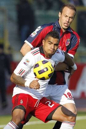 12.12.2010 - Bologna FC vs. AC Milan - Kevin Prince Boateng (Milan, L) und Vangelis Moras (Bologna) - 