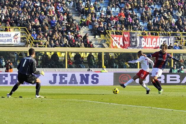 12.12.2010 - FC Bologna vs. AC Milan 0:3 - Robinho (Milan, C) erzielt gegen Emiliano Viviano (L) und Andrea Esposito (Bologna) den Treffer zum 0:2 - 