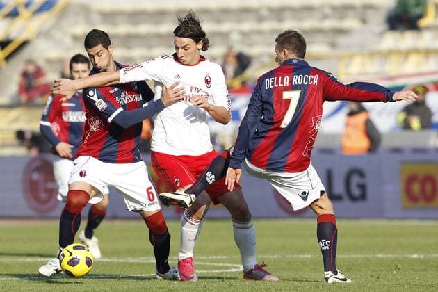 12.12.2010 - Bologna FC vs. AC Milan - Miguel Angel Britos (L) und Francesco Della Rocca (Bologna, R) und Zlatan Ibrahimovic (Milan) - 