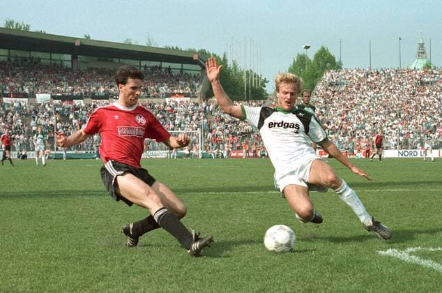 Stefan Kohn (Hannover 96, li.) gegen Jörg Neun (Gladbach). 1. BL Saison 1987 1988 Hannover 96 gegen Borussia Mönchengladbach 2:4 am 07.05.1988.