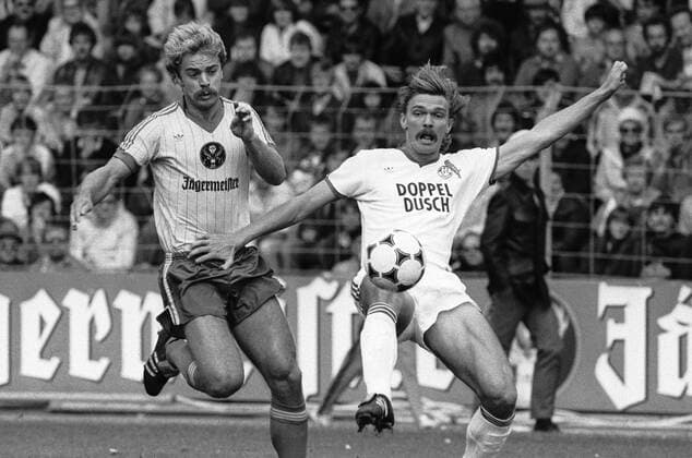 1. BL Saison 1982 1983 Eintracht Braunschweig gegen den 1. FC Köln 2:2 am 21.08.1982. Paul Steiner (Köln, re.) gegen Günter Keute (Braunschweig). o0 Aufmacher