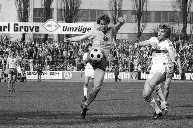 1. BL Saison 1979 1980 Eintracht Braunschweig gegen den VfB Stuttgart 0:2 am 12.04.1980. Wolfgang Grobe (Braunschweig, Mitte) gegen Bernd Förster (Stuttgart).