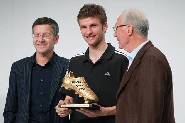 FIFA Preisverleihung der besten WM Fußballer 2010 in Herzogenaurach: Thomas Müller (GER, Mitte), Torschützenkönig der WM 2010, wird von Herbert Hainer (Adidas Vorstandsvorsitzender GER, li.) und Franz Beckenbauer (GER) geehrt o0 Nationalteam goldener Schuh Pokal, Trophäe, Objekte Wirtschaft people