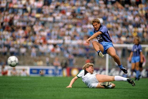 Peter Lux (Mannheim, re.) gegen Hans Georg Dreßen (Gladbach) - DEUTSCHSPRACHIGE SPORTZEITSCHRIFTEN UND -ZEITUNGEN NUR NACH RÜCKSPRACHE Fußball 1. BL Herren Saison 1987 1988, SV Waldhof Mannheim - Borussia Mönchengladbach 0:3 Gruppe Mannheim Dynamik, Kampf,