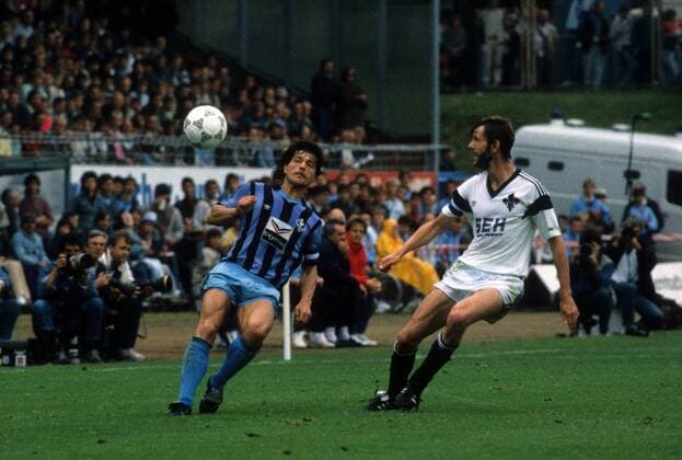 Karl Heinz Bührer (Mannheim, li.) gegen Oliver Posniak (Darmstadt) - DEUTSCHSPRACHIGE SPORTZEITSCHRIFTEN UND -ZEITUNGEN NUR NACH RÜCKSPRACHE Fußball 1. BL Herren Saison 1987 1988, SV Darmstadt 98 - SV Waldhof Mannheim 3:2, Relegationsspiel Gruppe Darmstadt Dynamik,