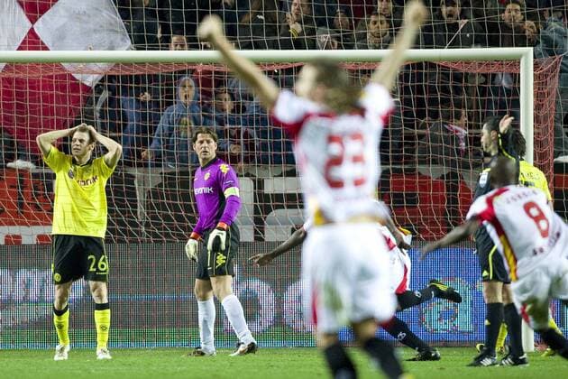 Lukasz PISZCZEK (BVB, li.) rauft sich die Haare nach dem Tor zum 1:1, daneben Torwart Roman WEIDENFELLER (BVB), vorne jubelnde Spieler von Sevilla - FC Sevilla vs. Borussia Dortmund o0 Enttäuschung Emotionen Freud und Leid