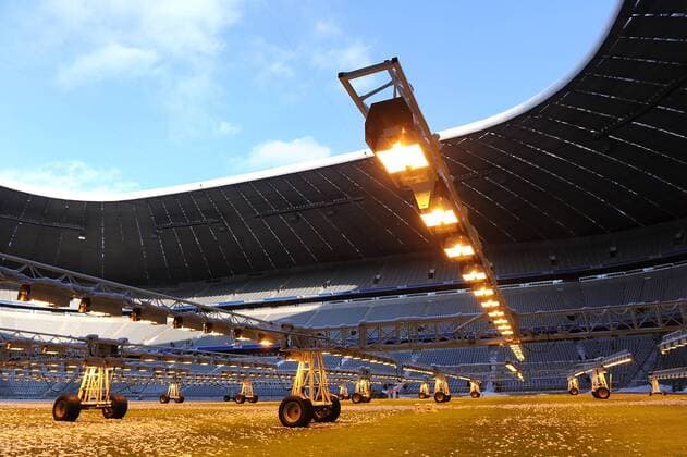 16.12.2010 - Wärmelampen zur Bestrahlung des Rasens in der Allianz Arena, Heimspielstätte des FC Bayern München und TSV 1860 München  Stadion UV Licht