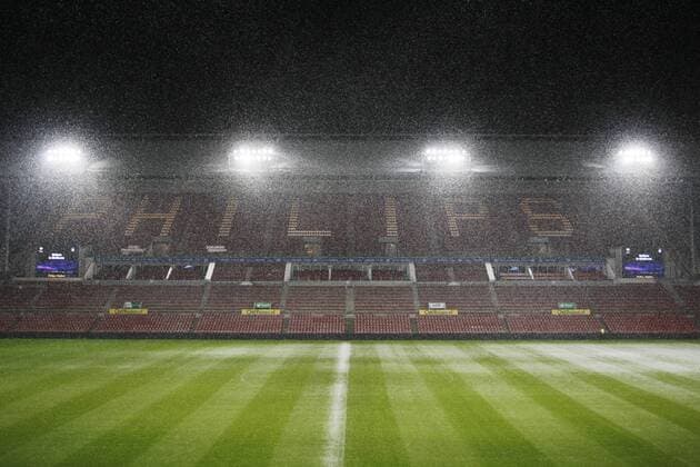 Snow is falling before the match in the Philips Stadium - PSV Eindhoven - UEFA Europa League 2010 2011 -  o0 Schnee