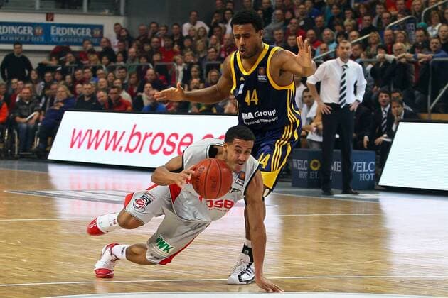 Brose Baskets Bamberg - ALBA Berlin am 18.12.10 in Bamberg: Brian Roberts ( Bamberg ), links - Bryce Taylor ( Berlin ), rechts o0 Sponsor, Werbepartner, Werbung, Wirtschaft Werbebande, Bande, Werbung Schriftzug Brose