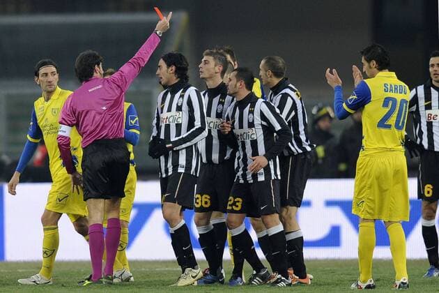 19.12.2010, Verona - Serie A 2010 2011 - AC Chievo Verona (gelb) vs Juventus Turin (schwarz) 1:1 --- Manuel Giandonato (Juve, Mitte 36) sieht von Schiedsrichter Mauro Bergonzi die rote Karte 