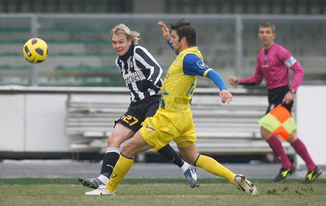 19.12.2010, Verona - Serie A 2010 2011 - AC Chievo Verona (gelb) vs Juventus Turin (schwarz) --- Milos Krasic (L) - Bostjan Cesar --- 
