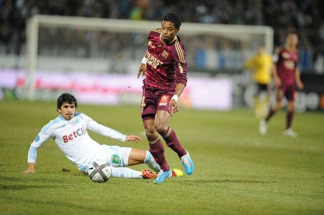 Ligue 1, Olympique Marseille (weiß) - Olympique Lyon (rot): Michel BASTOS (re.) gegen LUCHO Gonzalez - NxLEGOUICxFEP - 