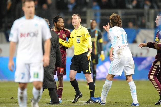 Ligue 1, Olympique Marseille (weiß) - Olympique Lyon (rot): FIFA Schiedsrichter Clement Turpin muss Jean MAKOUN (li.) und Gabriel HEINZE auseinanderhalten - NxLEGOUICxFEP -  o0 Spannung