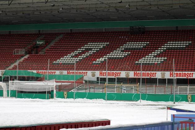 Fußball, Stadiongeschichte Kickers Offenbach Absage des DFB-Pokalspiels der Offenbacher Kickers (OFC, FC) wegen der Schneemassen auf dem Platz, den Tribünen und den Aussenanlagen, o0 Sponsor, Werbepartner, Werbung, Wirtschaft Henninger Schnee Stadion