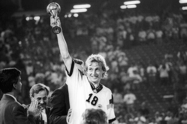 Jürgen Klinsmann (Deutschland) mit seiner Trophäe nach dem US Cup 1993 Einzelbild, Objekte Detroit