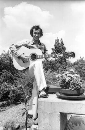 Michael Karst (Deutschland) spielt in seiner Freizeit Gitarre Privat, Einzelbild,
