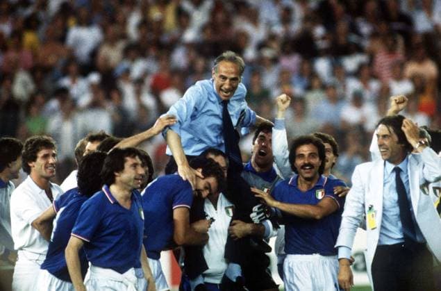 WM Finale 1982 - Weltmeister Trainer Enzo Bearzot wird von seinen Spielern gefeiert - v.re.: Co Trainer Cesare Maldini, Franco Causio, Dino Zoff, Giuseppe Bergomi - Madrid, Spain 11 07 1982.  o0 Weltmeister Jubel Freude Sieg