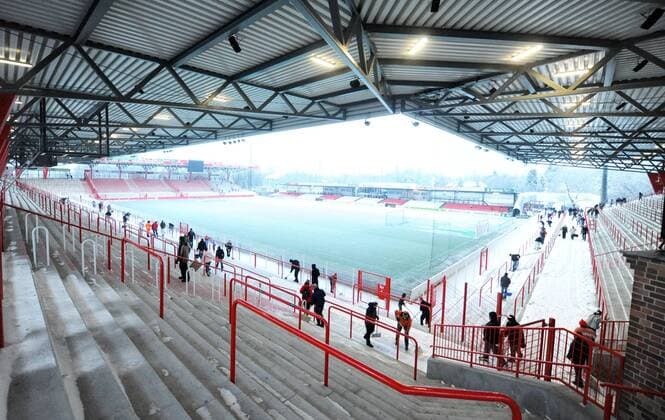 1. FC Union Berlin - nach den starken Schneefällen musste im Stadion An der Alten Försterei Schnee geschoben werden, damit am Abend die Zweitligapartie stattfinden kann, zahlreiche freiwillige Fans beteiligten sich an den Aufräumarbeiten o0 Totale Tribüne Eis vereist vereiste Sicherheit Stadionsicherheit kurios Vereinstreue vereinstreu