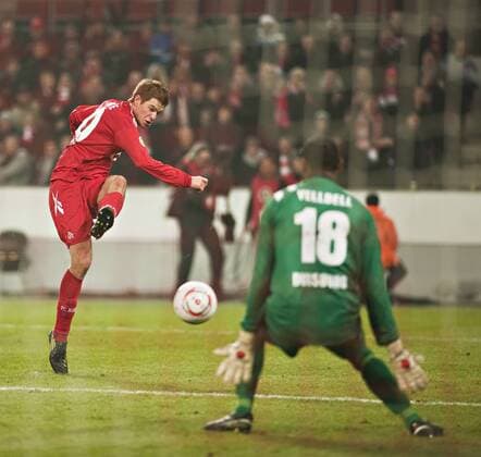 Simon Terodde (Köln), Torwart David Yelldell (Duisburg) - 1. FC Köln (rot) vs. MSV Duisburg (blau)