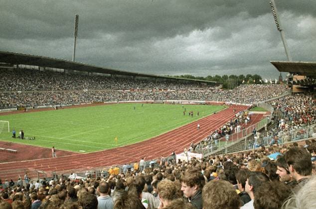 Niedersachsenstadion, Heimspielstätte von Hannover 96. 1. BL Saison 1987 1988 Hannover 96 am 01.08.1987 im Niedersachsenstadion. o0 Sportstätte, Stadion, Fußballstadion, innen, Innenansicht Zuschauerperspektive